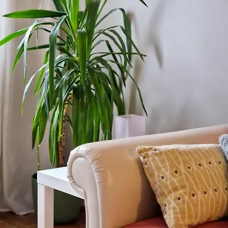 Quiet Center Apartment *